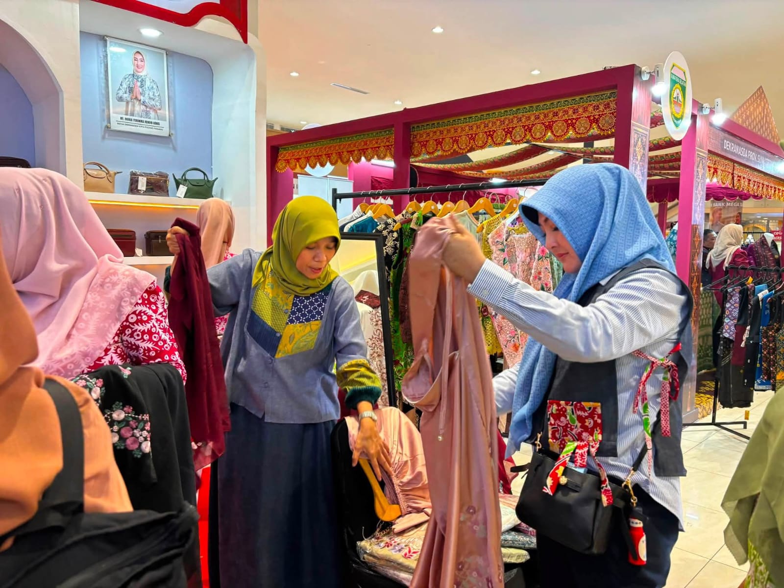 Suasan pengunjung di stand Padang Panjang